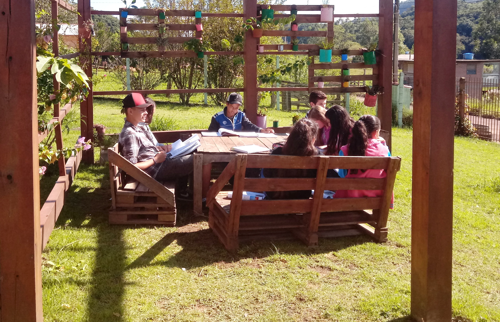 Paletes viram bancos, mesas e lixeiras em escola do interior de Taquara