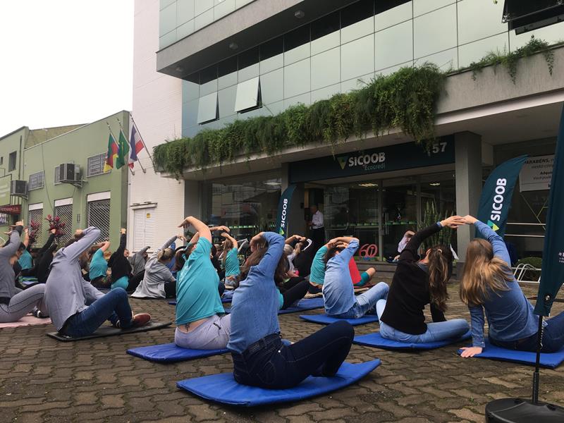 Sicoob Ecocredi promove Dia do Desafio com alongamento matinal