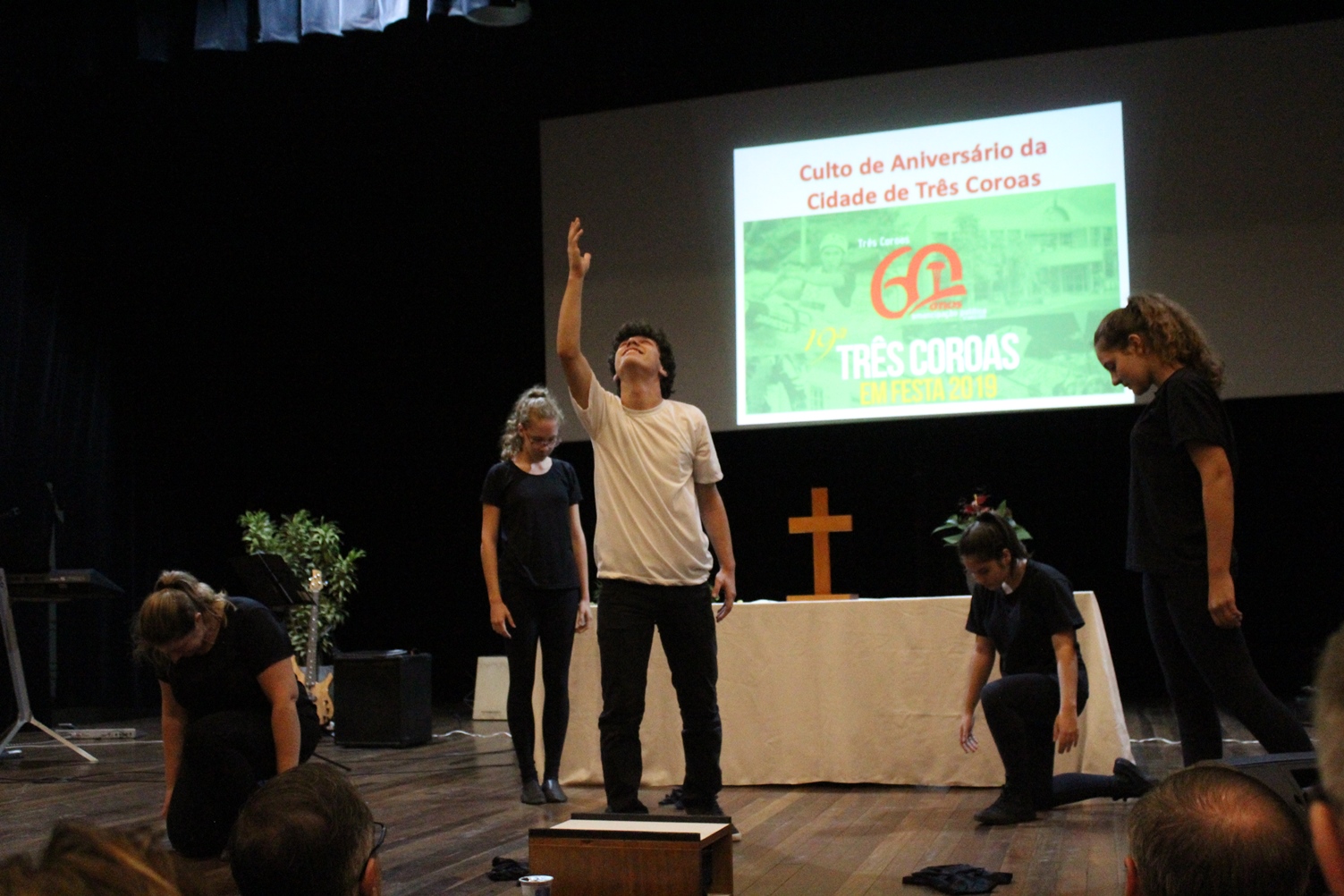 Três Coroas teve noite de louvor