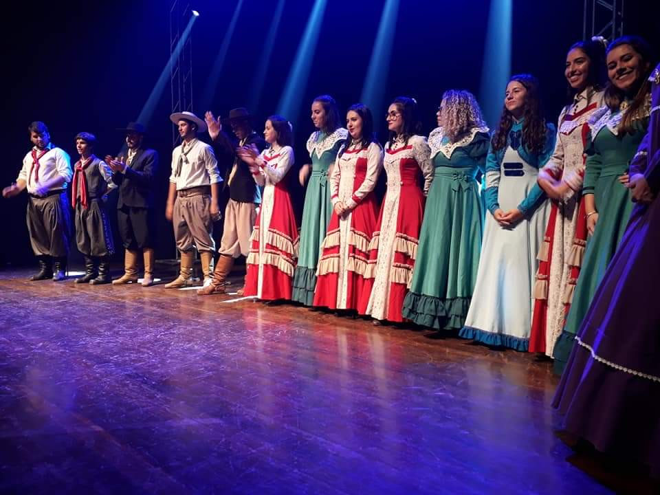“Na cultura e na tradição eterniza-se uma nação!” foi a apresentação do CTG O Fogão Gaúcho no Sexta tem Arte