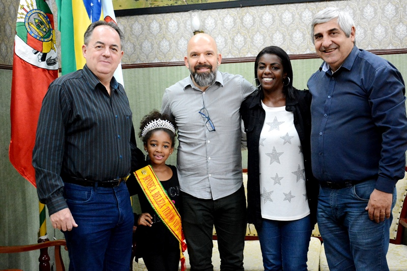 Taquarense é eleita Boneca Beleza Turismo RS