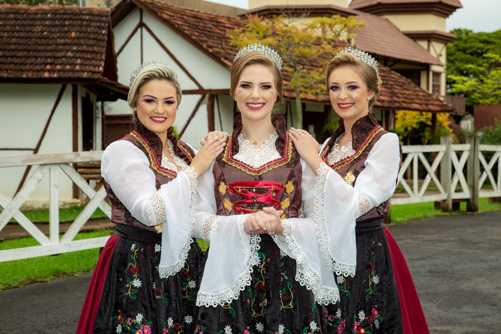 Traje de passeio das soberanas da 32ª Oktober de Igrejinha carrega a energia do voluntariado