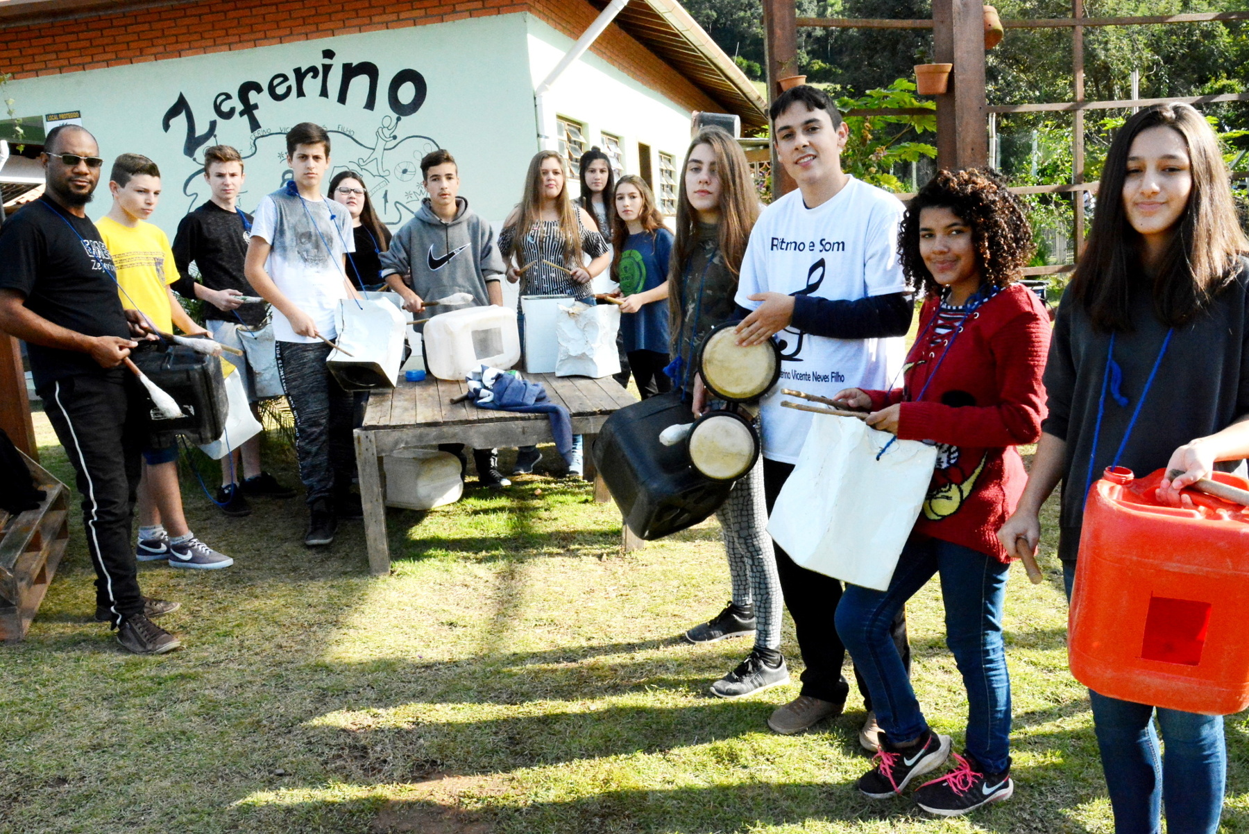Musicalidade e reciclagem integram a Banda de Latas Ritmo e Som de escola de Taquara