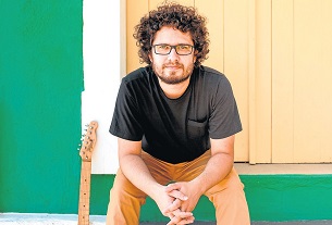 Chico Paz apresenta "Caminho" no projeto Sexta Tem Arte