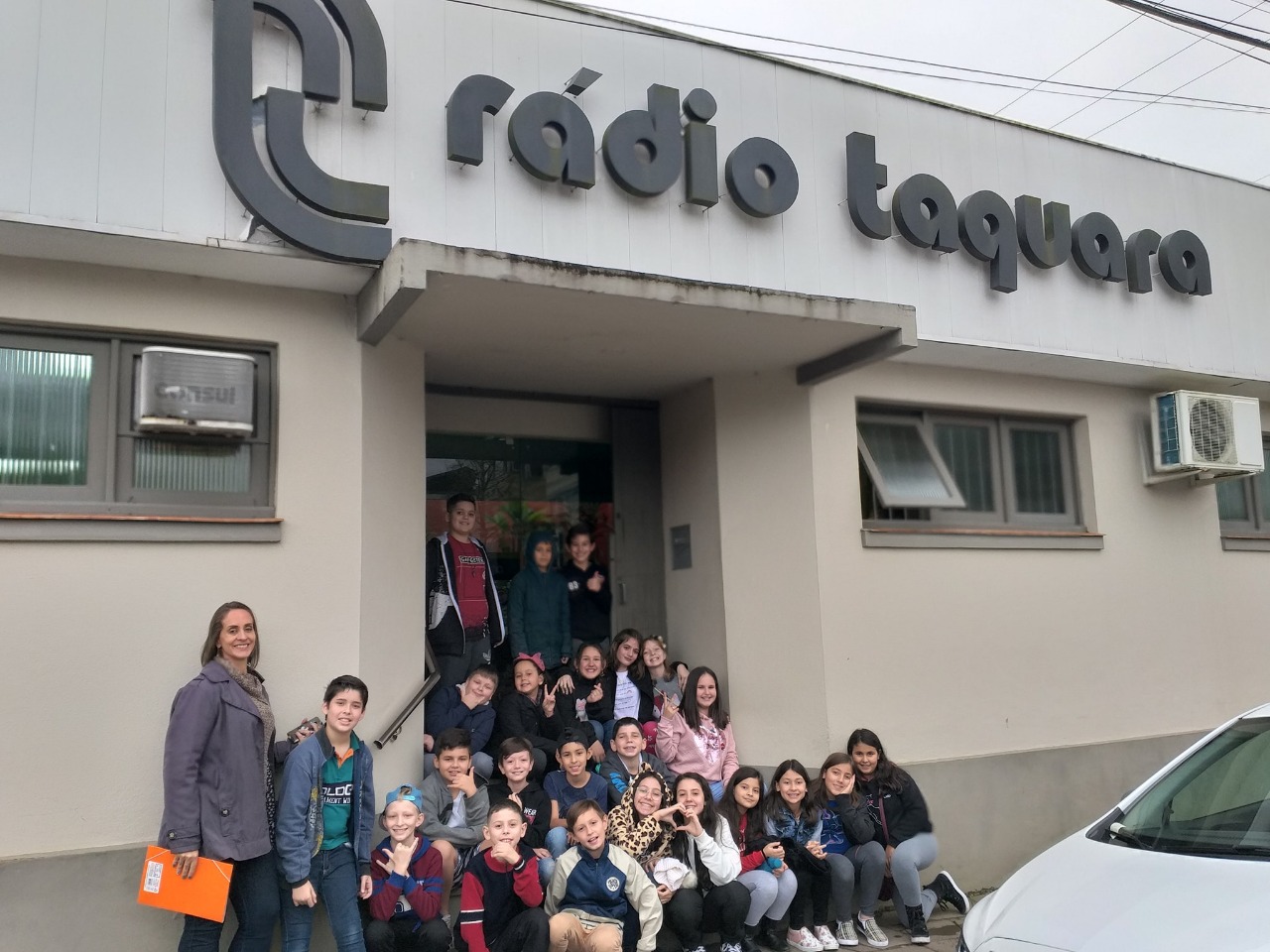 Estudantes de Parobé conhecem Jornal Panorama e Rádio Taquara para desenvolvimento de projeto científico