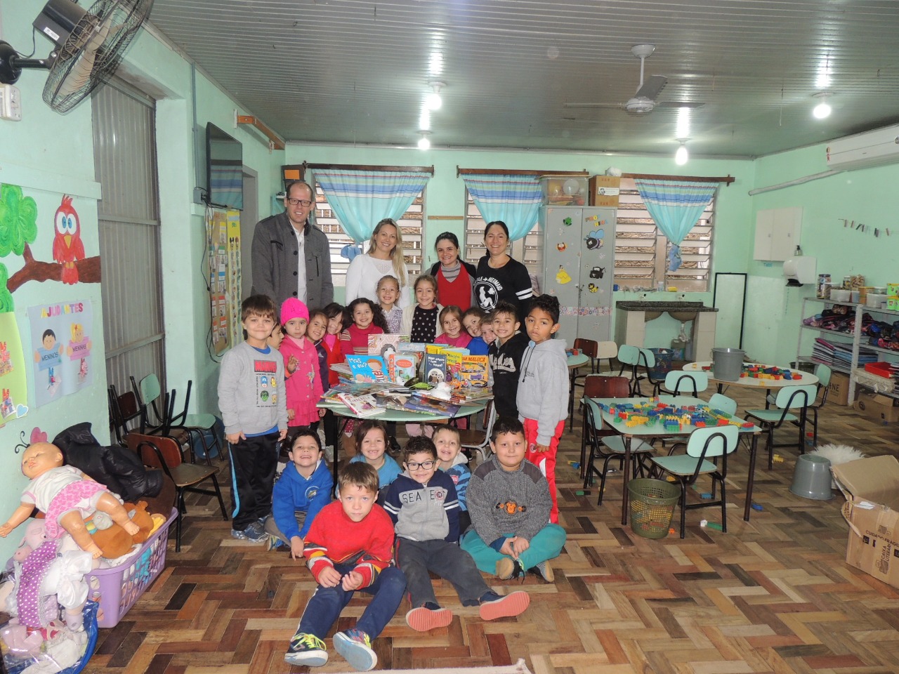 Igrejinha incentiva hábito da leitura distribuindo livros para crianças