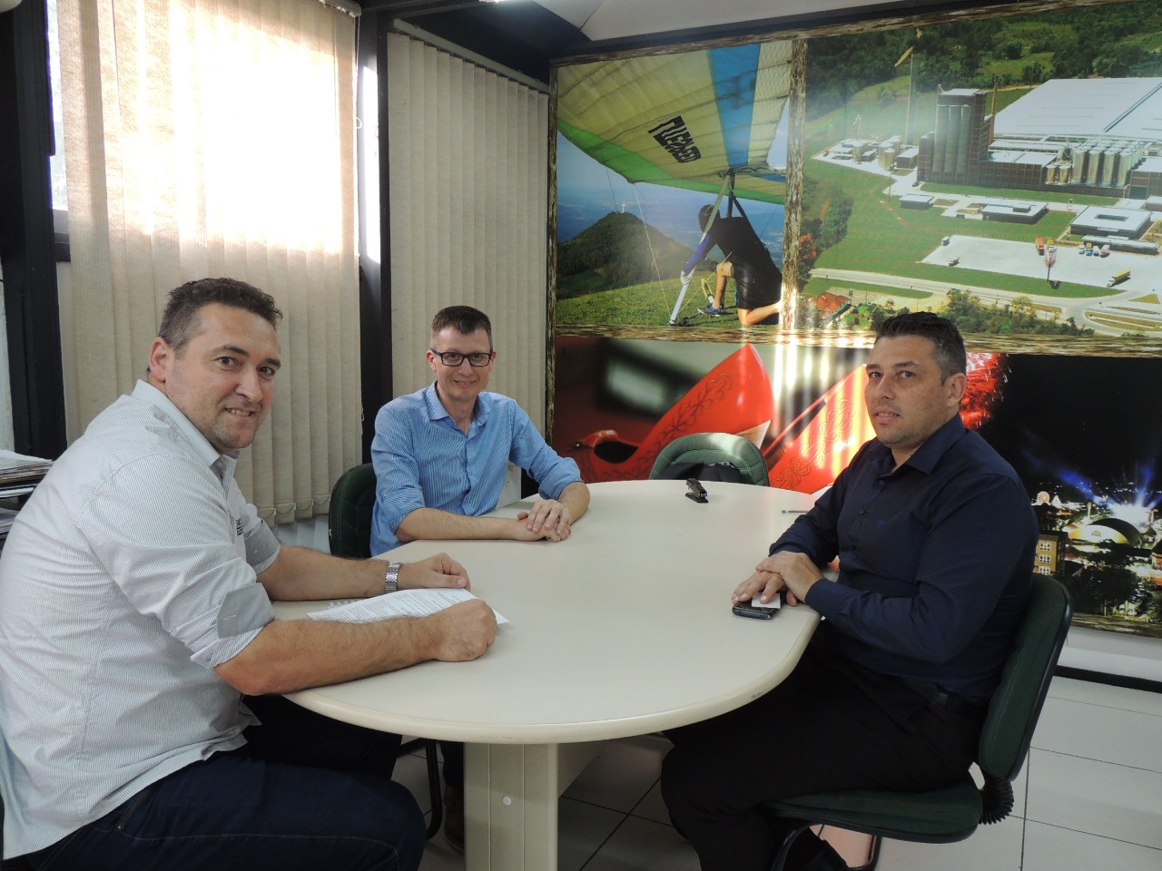 Secretário explica programa de atração de empresas de Igrejinha para Sindicato