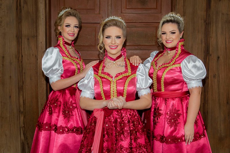 Traje da corte da Oktober de Igrejinha é inspirado no Outubro Rosa