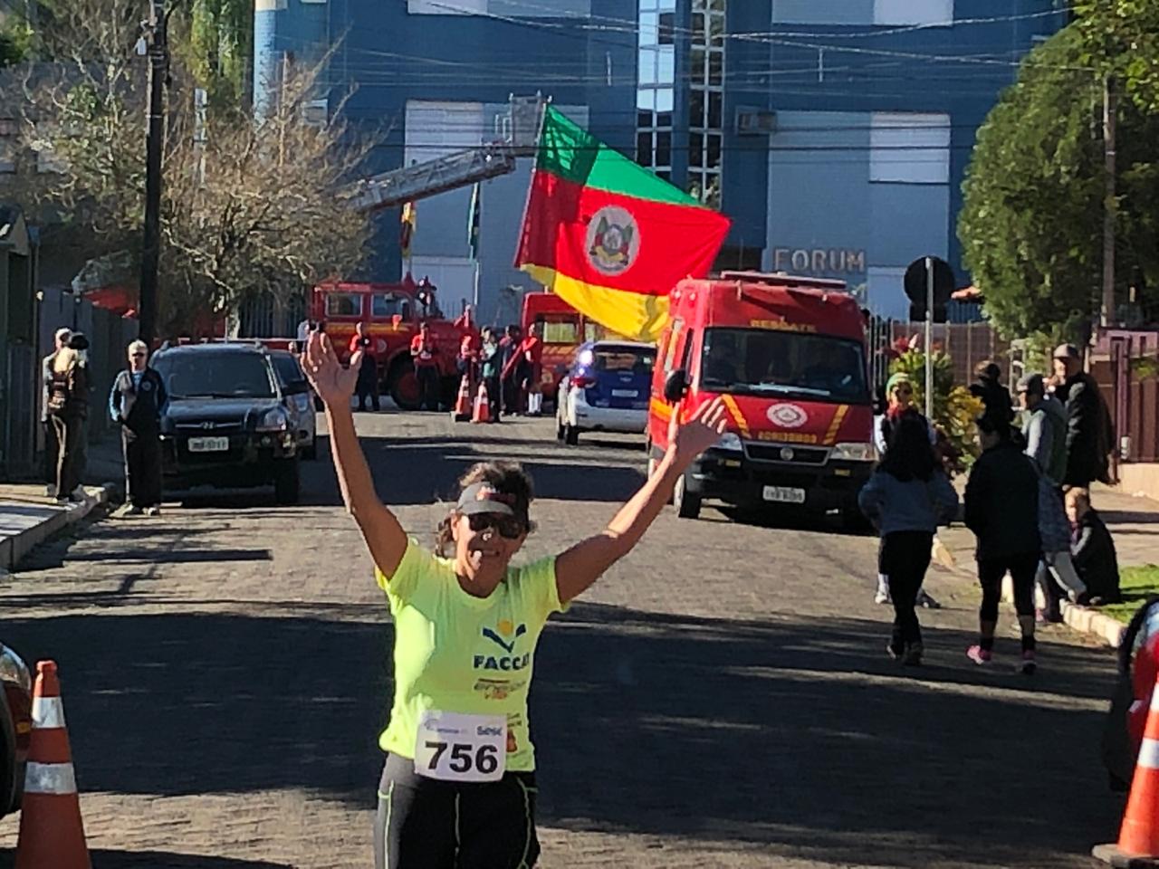 Atletas espantam o frio com a Corrida dos Bombeiros em Taquara