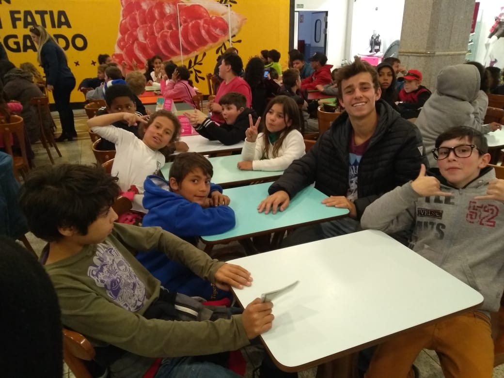 Grupo de Crianças de Parobé realiza passeio no Shopping de Novo Hamburgo