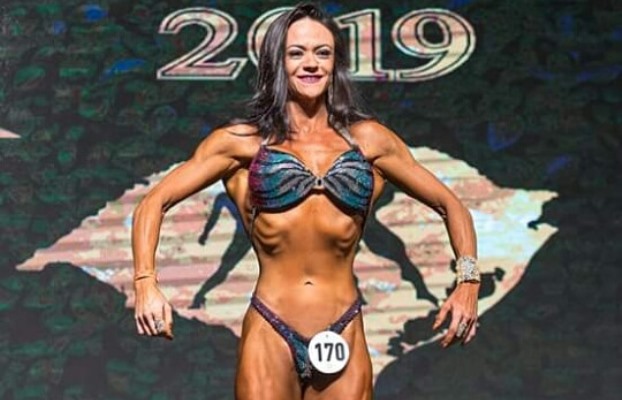 Com direito a faixa e coroa Overall