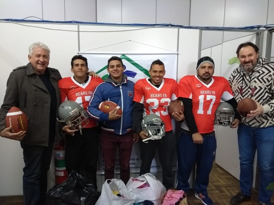 Time de futebol americano de Igrejinha entrega doações para Campanha do Agasalho