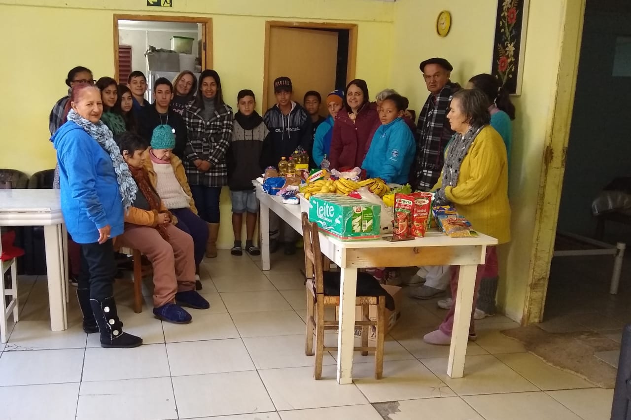 Estudantes de Parobé doam alimentos arrecadados em gincana