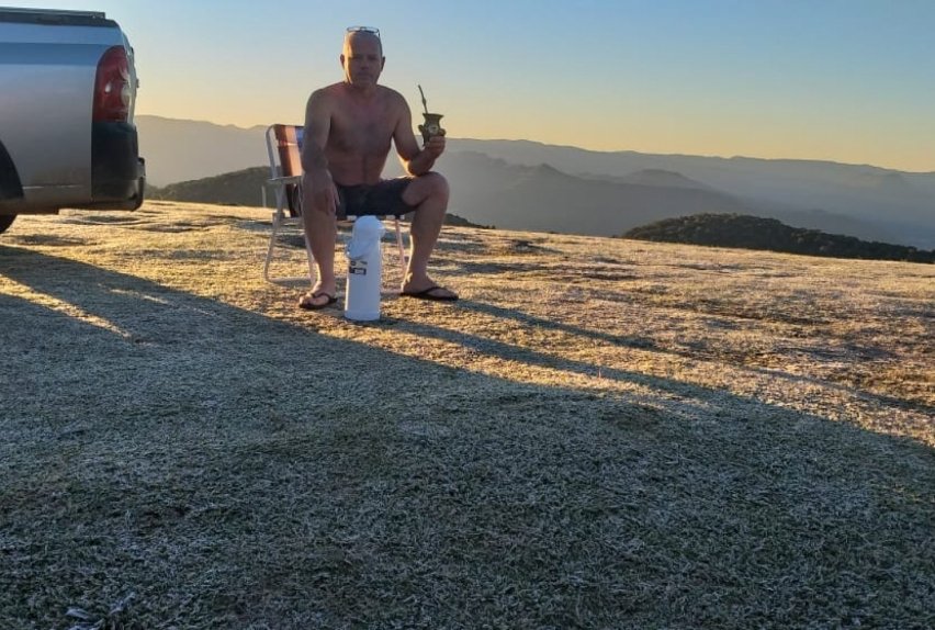Em meio ao frio, rolantense faz foto sem camisa e de bermuda no Parque do Voo Livre