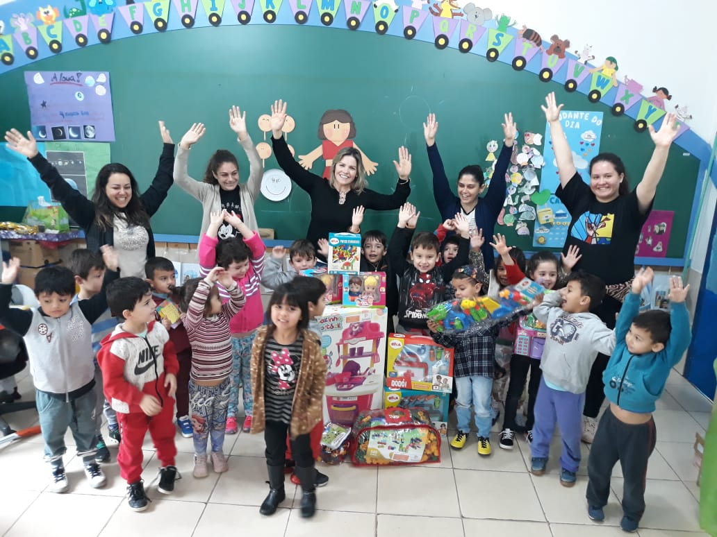 Parobé entrega condicionadores de ar e brinquedos para escolas municipais