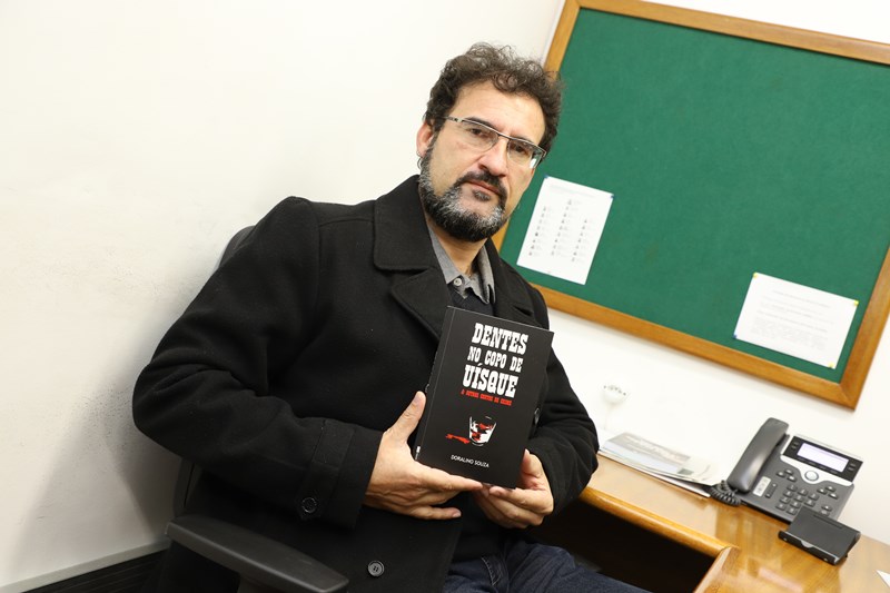 Doralino Souza lança novo livro: “Dentes no copo de uísque & outros contos de crimes”