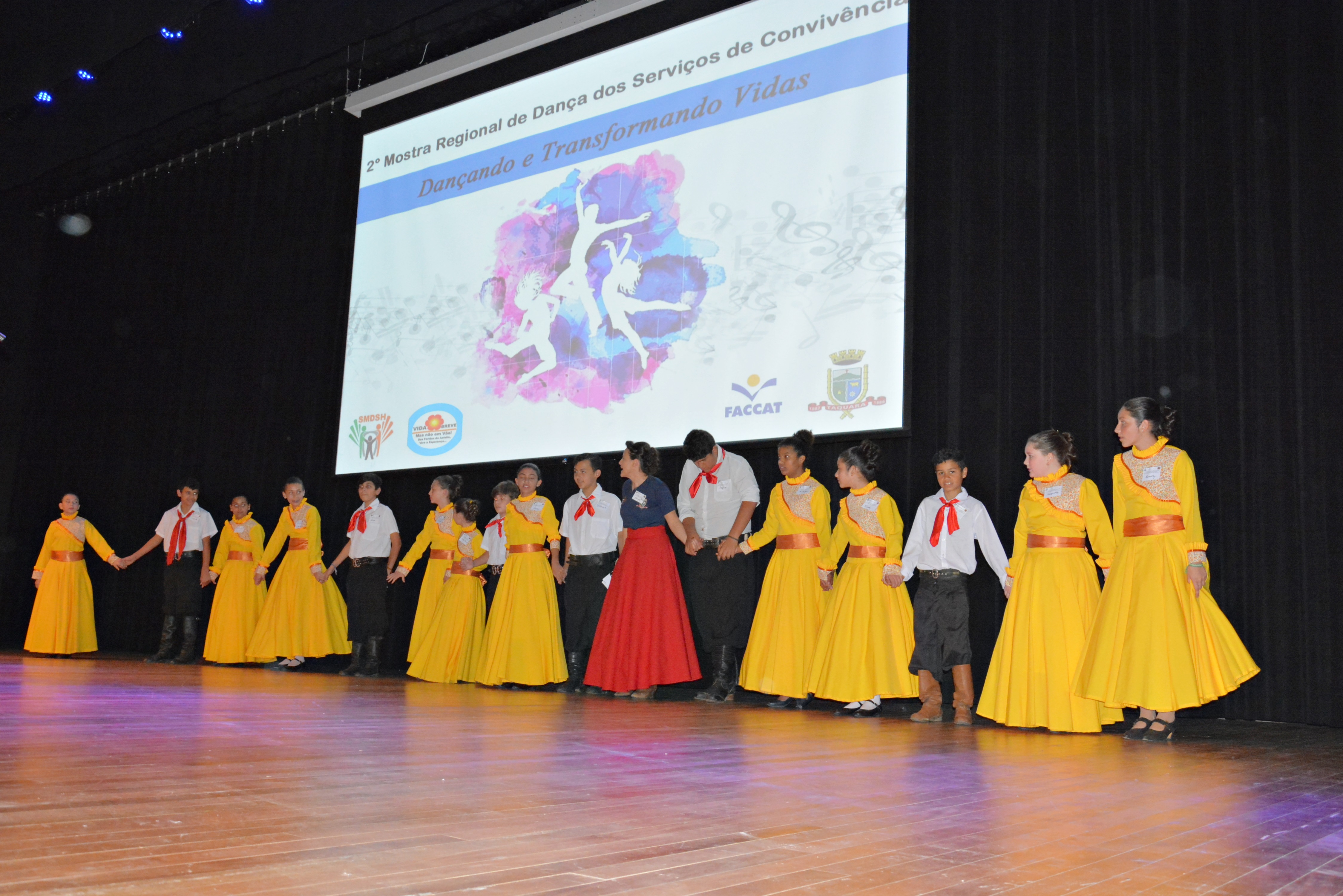Diversão, criatividade e integração marcam apresentações da mostra de dança do Cras