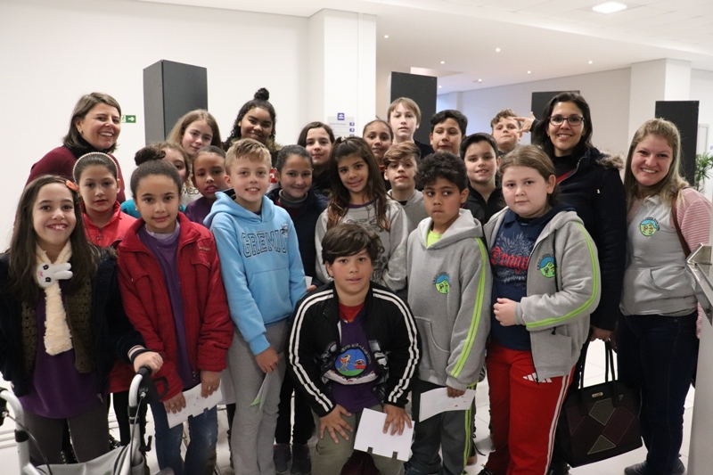 Vovós interagem com a garotada na Faccat; conheça o projeto