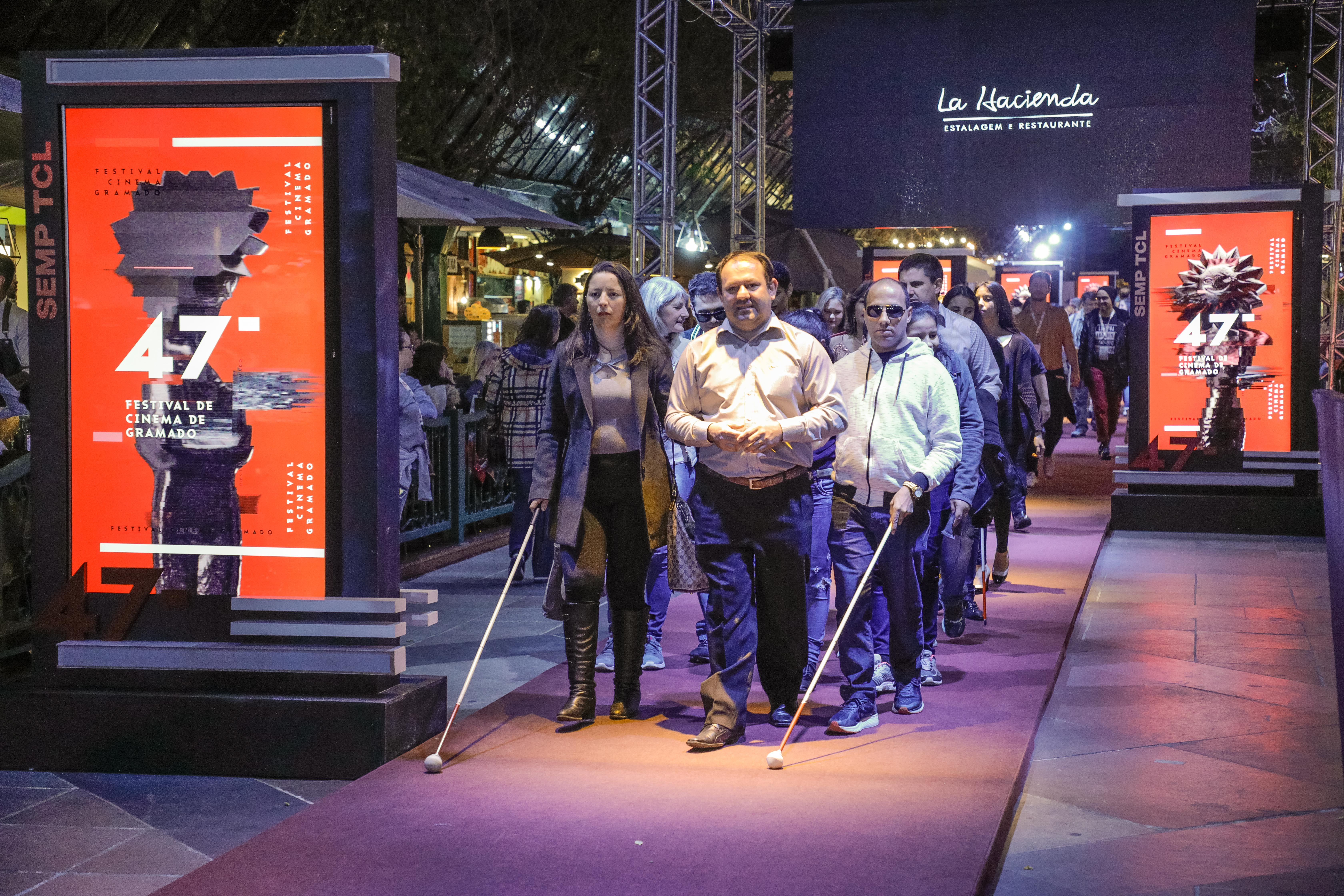 Grupo de pessoas com necessidades especiais tem sessão no Festival de Cinema de Gramado