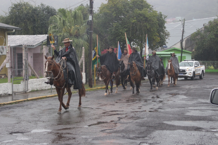Chegada da Chama Crioula marcou abertura da Semana Farroupilha em Parobé