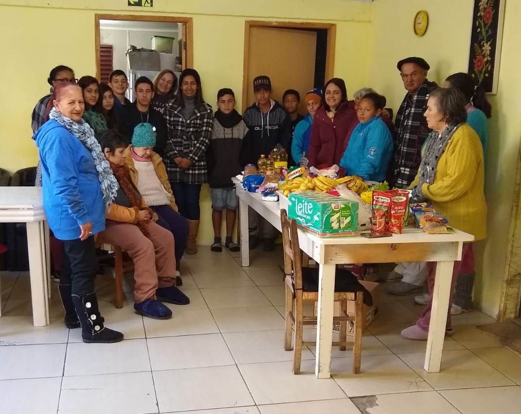 Escola de Parobé faz doação de alimentos para lar de idosos