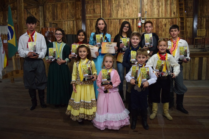 Mulher Gaúcha foi o tema do 5º Festival Estudantil de Poesias Querência Amada