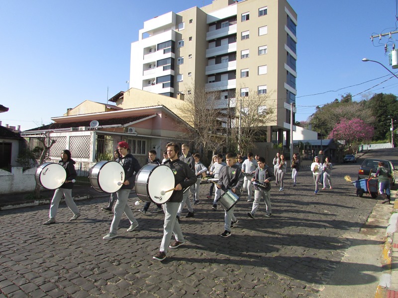 Dorothea ensaia Banda Marcial para o desfile de 7 de Setembro