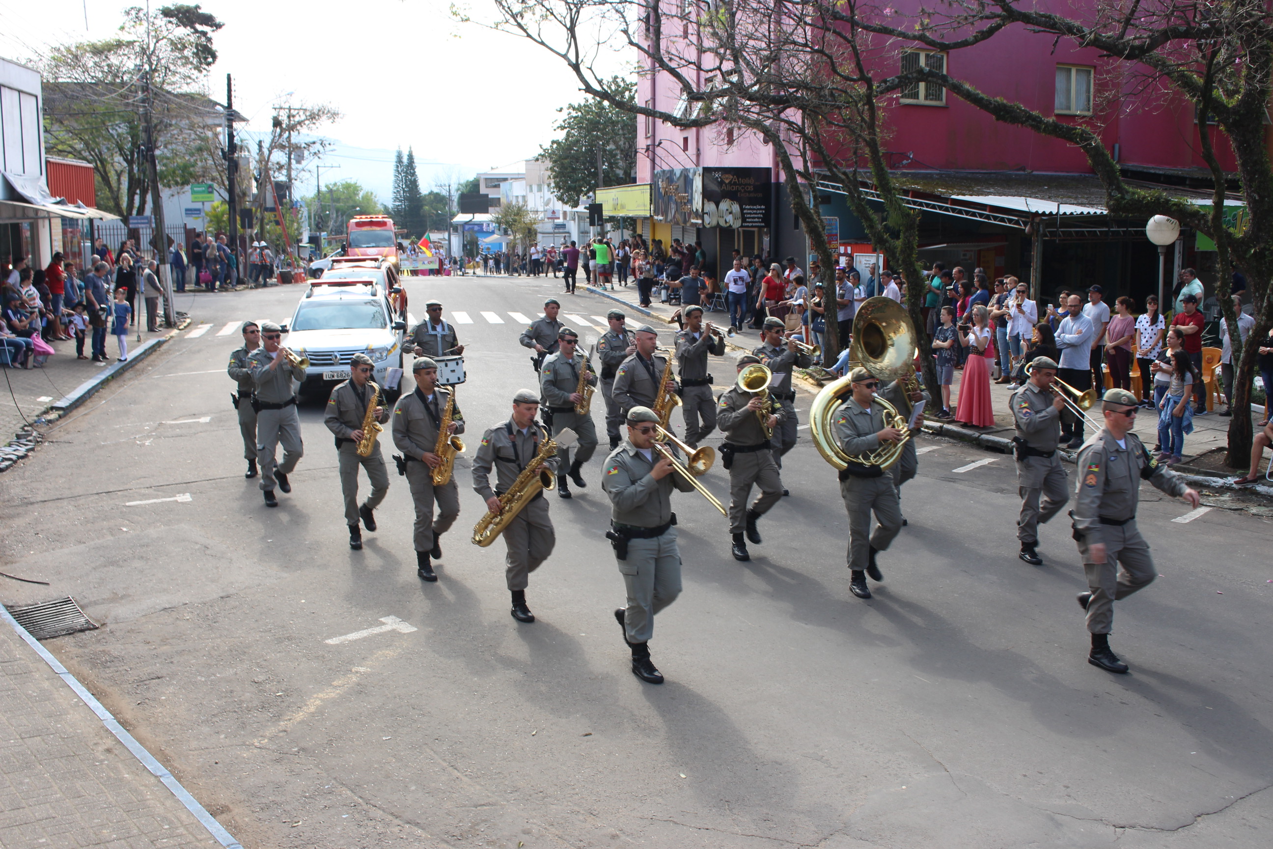 Desfile farroupilha de Parobé reuniu mais de 30 entidades