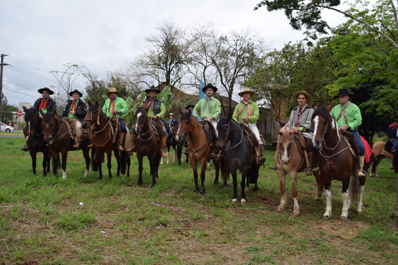 Desfile Farroupilha une gerações de cavalarianos rolantenses