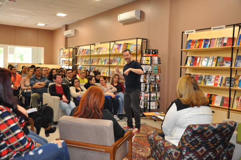 Henrique Schneider fala sobre democracia em atividade na Faccat