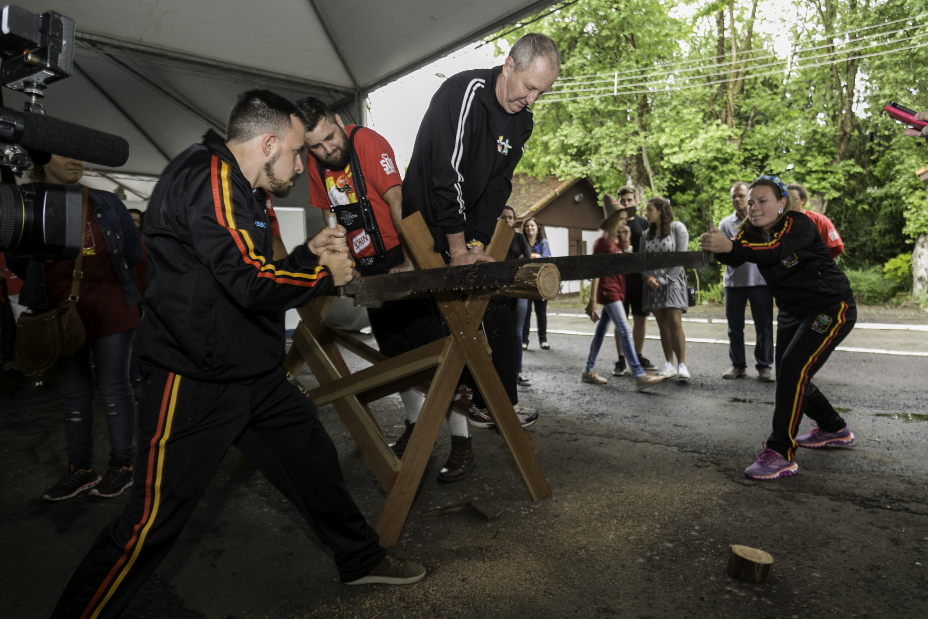 Jogos germânicos resgatam brincadeiras típicas na Oktoberfest de Igrejinha