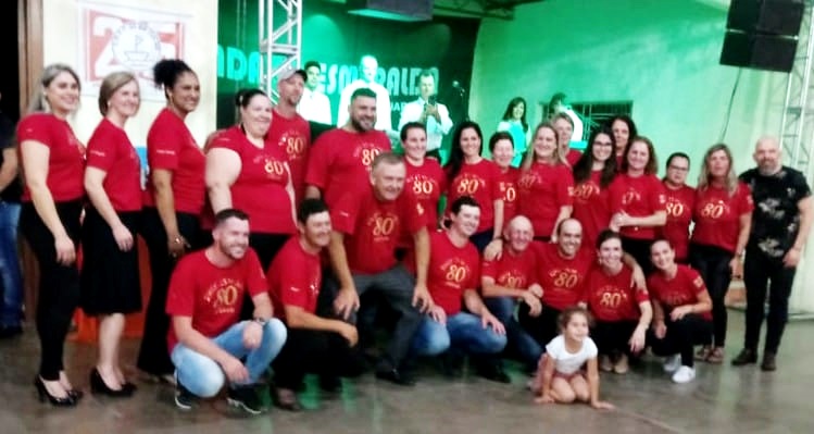 Mais de 400 pessoas participam do baile de comemoração dos 80 anos de atividades da Escola 25 de Julho
