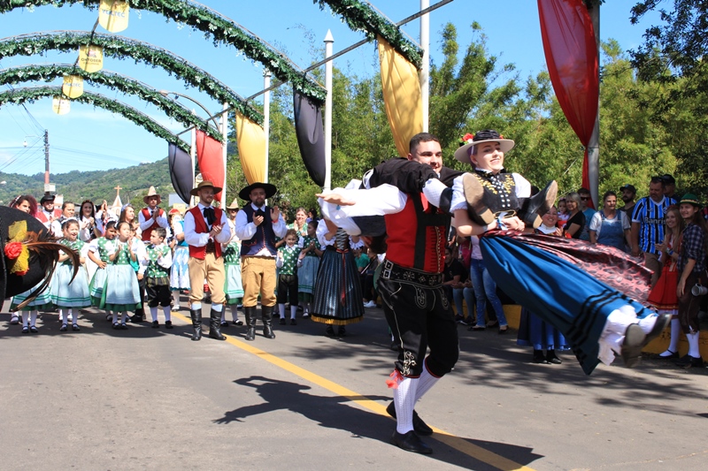 Veja mais de 150 fotos do desfile oficial da Oktoberfest de Igrejinha