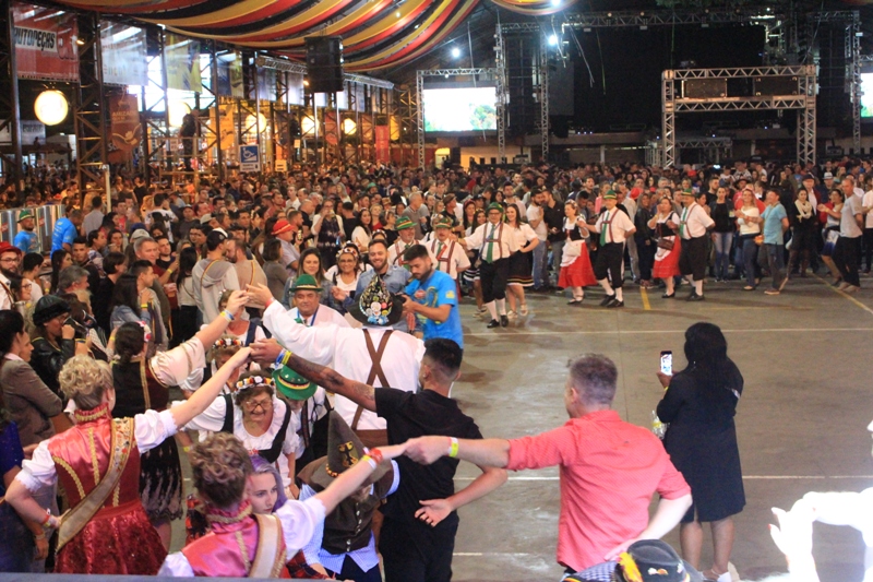 Veja fotos da polonaise na Oktoberfest de Igrejinha