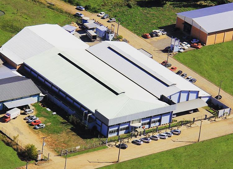 Brisa Embalagens encerra fábrica e tranca unidade com cadeados e correntes