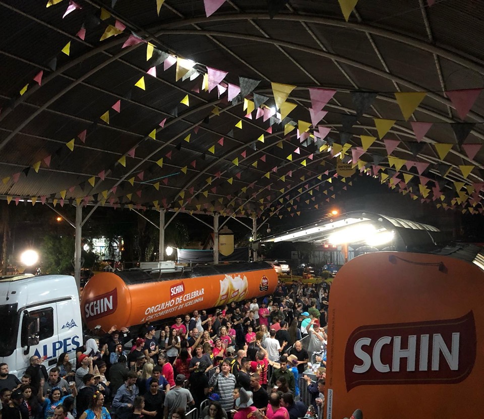 Com chuva intensa, carreata do chope divulga início de mais uma Oktoberfest