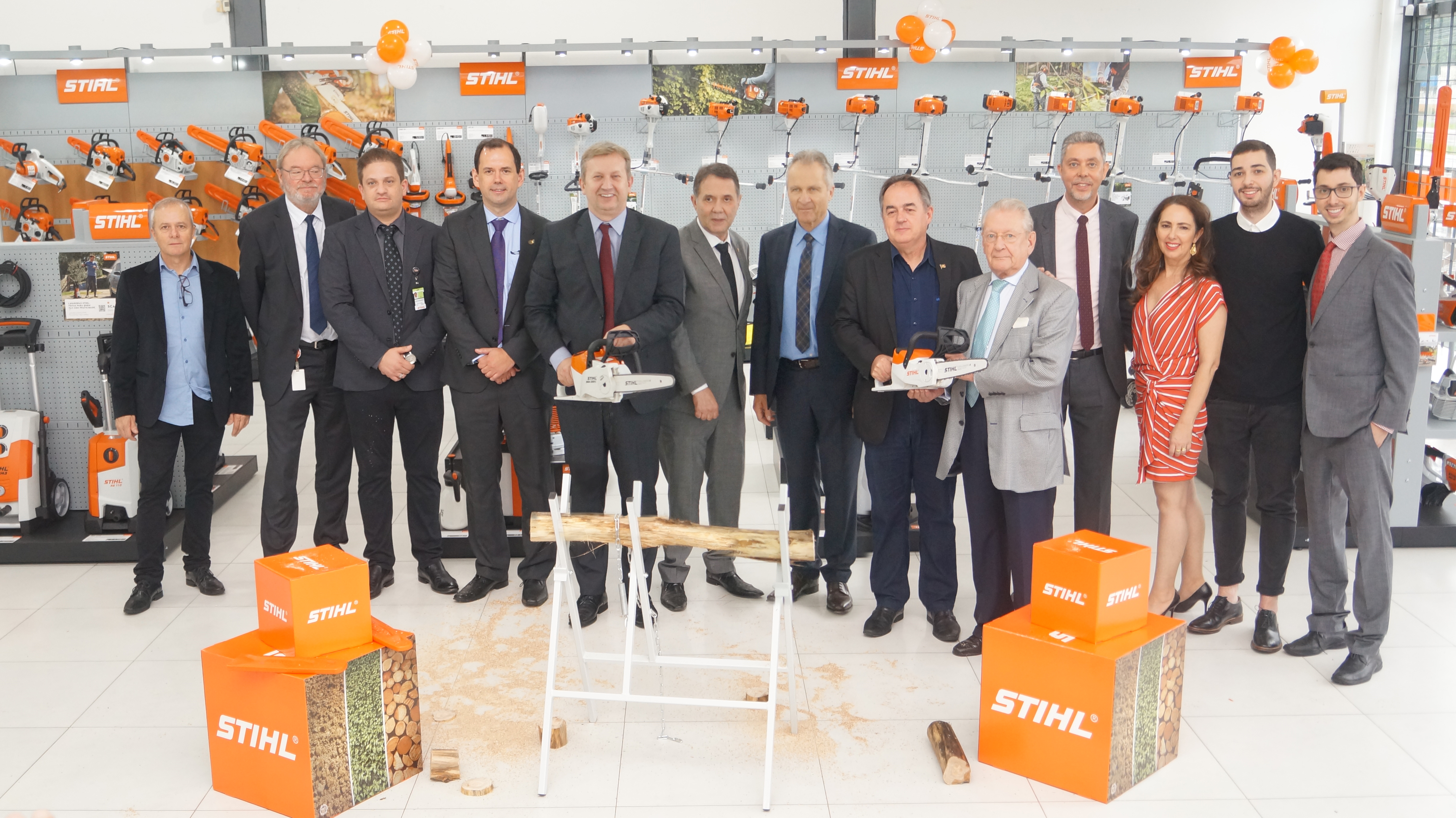 Líderes alemães da Stihl prestigiam inauguração da nova loja Rota da Serra, em Taquara