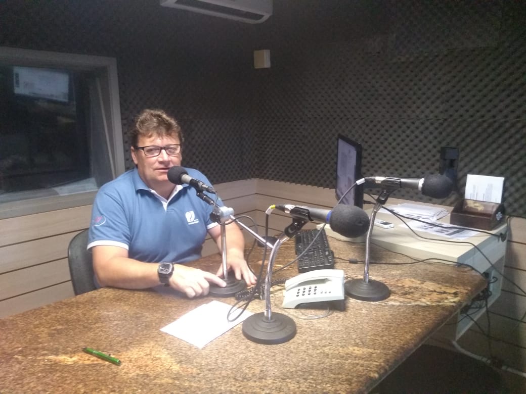 Cléber Bender abre diariamente a programação ao vivo da Rádio Taquara