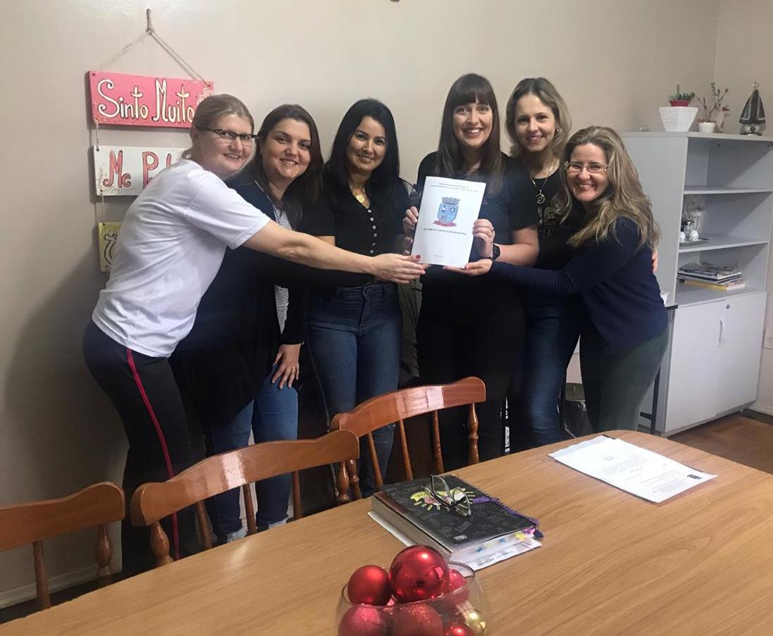 Secretaria de Educação de Parobé realiza entrega de Documento Orientador Municipal 2020