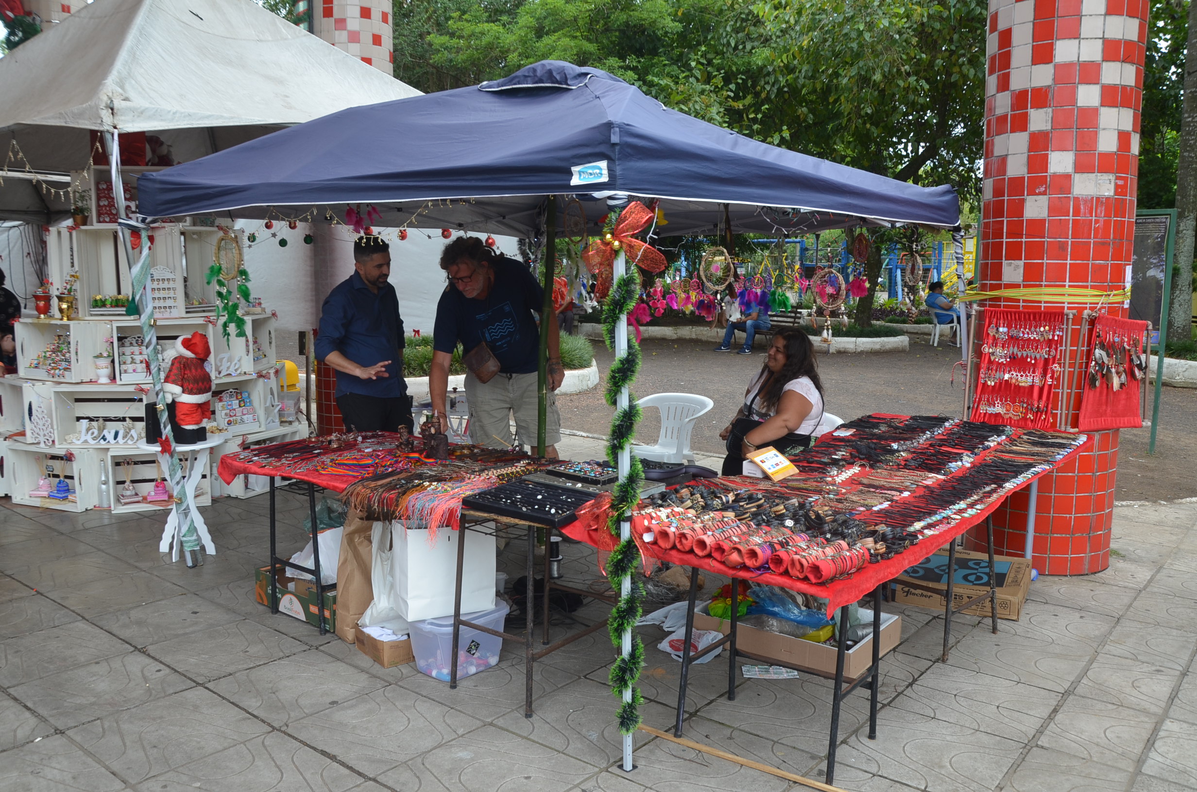 Grupos de Artesãs e de Economia Solidária de Parobé realizam Feira Natalina na Rua Coberta