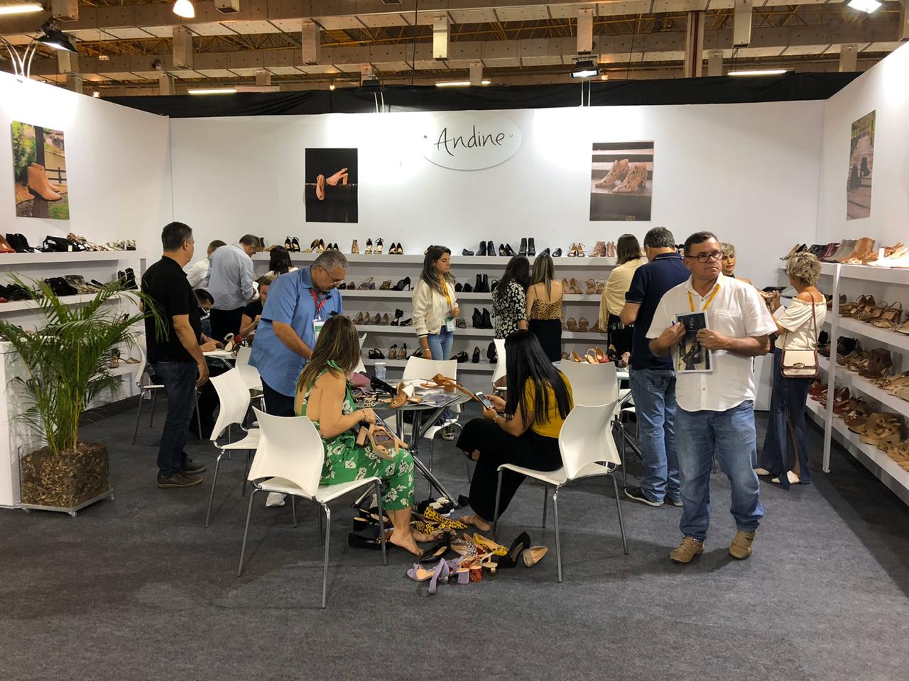 Contagem regressiva: Estande Três Coroas Shoes se prepara para a Couromoda 2020