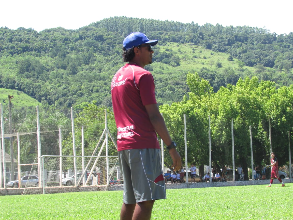 Treinador Júlio Santos: A experiência de quem já viveu o sonho de ser jogador de futebol