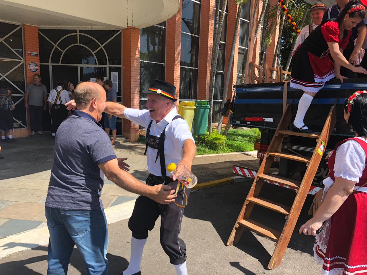 Visita da corte do Kerb anima manhã de sábado na Prefeitura de Três Coroas