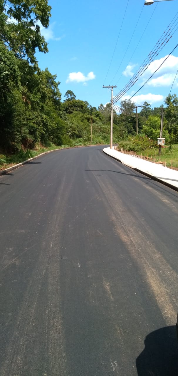 Riozinho asfalta via para volta às aulas em escola