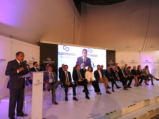 Custo Brasil dá o tom na abertura da Couromoda