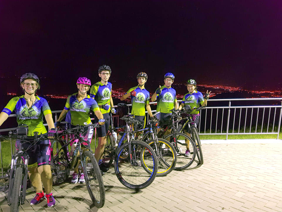 Mais de 500 pessoas sobem ao Morro Alto da Pedra para curtir a Super Lua