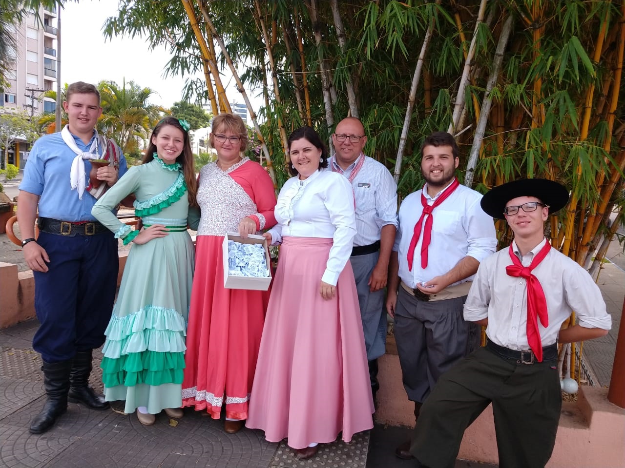 Semana da Paz é marcada com distribuição de sementes de girassóis