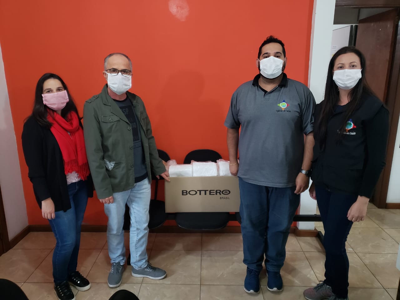 Bottero doa mil máscaras ao município de Parobé