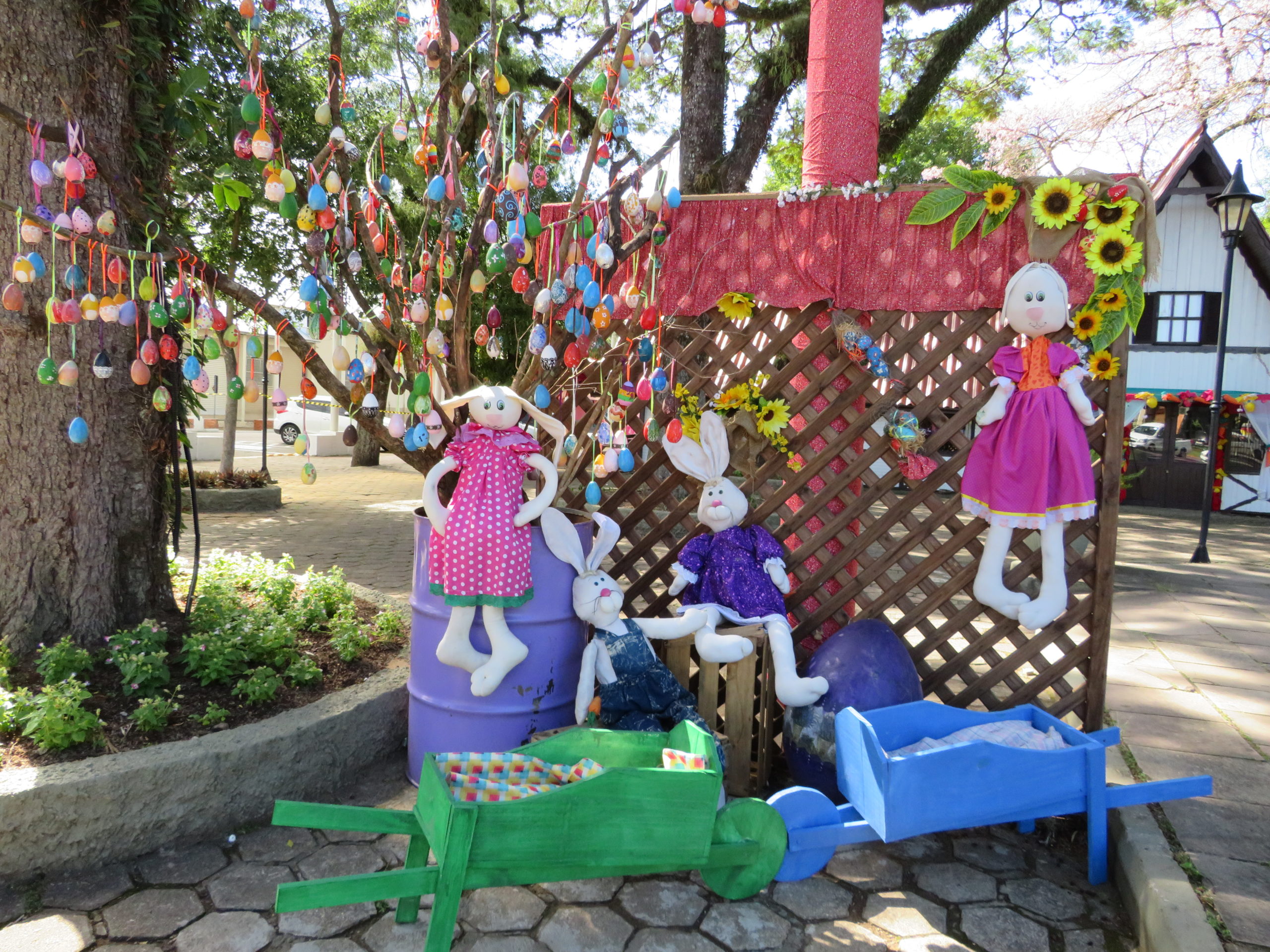 Igrejinha providencia decoração de Páscoa na avenida central