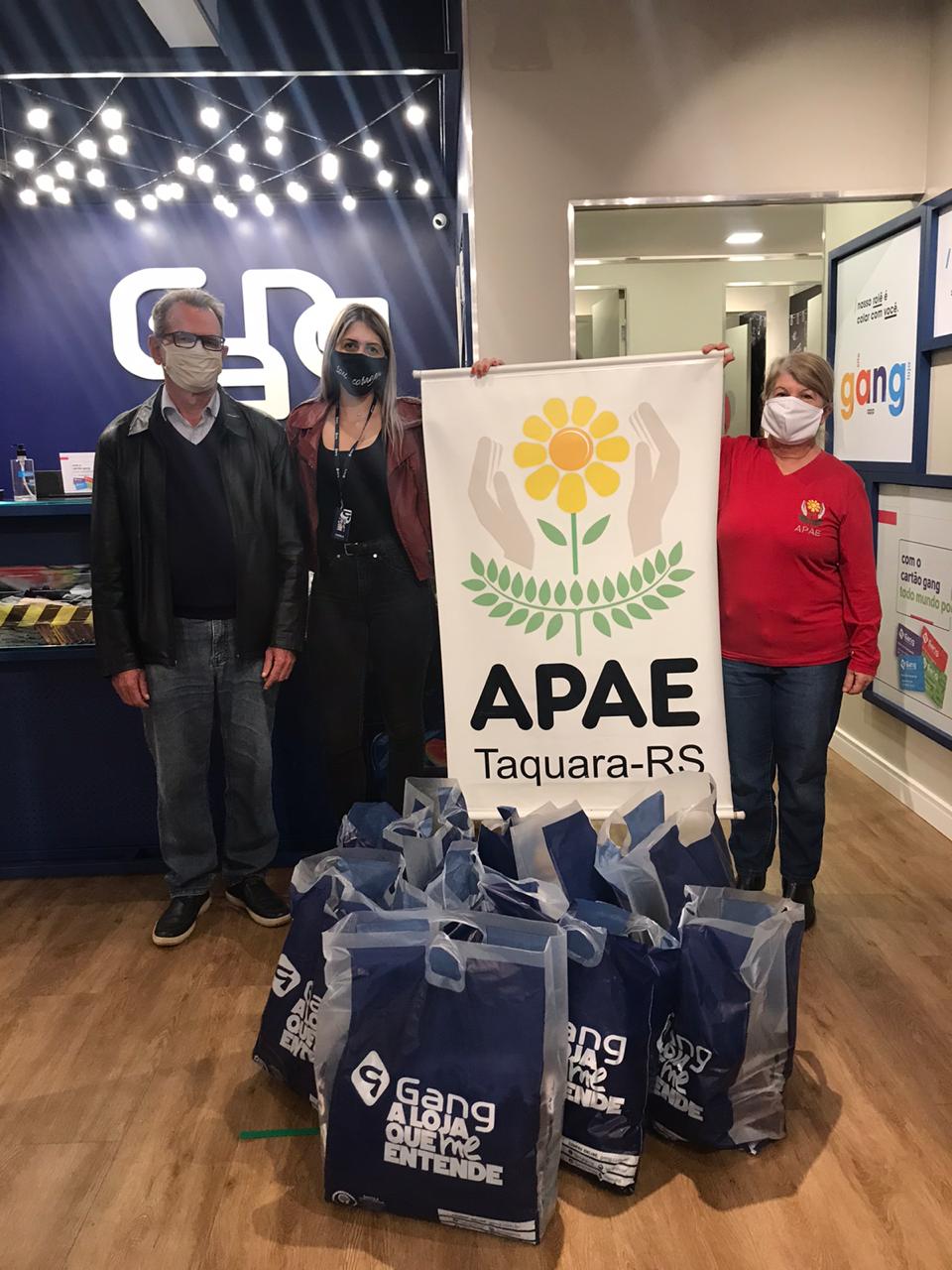 Gang faz doação de roupas para a APAE Taquara